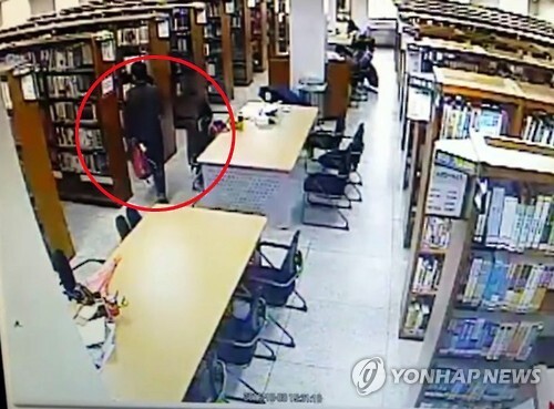 대학도서관 상습절도범 검거      (광주=연합뉴스) 14일 광주 북부경찰서는 모 대학교 도서관에서 학생들의 물품을 상습적으로 훔쳐온 40대를 붙잡았다고 밝혔다. 사진은 해당 대학교 도서관에서 물건을 훔치는 범인(빨간 원)의 모습이 찍힌 CCTV화면. 2016.10.14 [광주 북부경찰서 제공=연합뉴스]      pch80@yna.co.kr