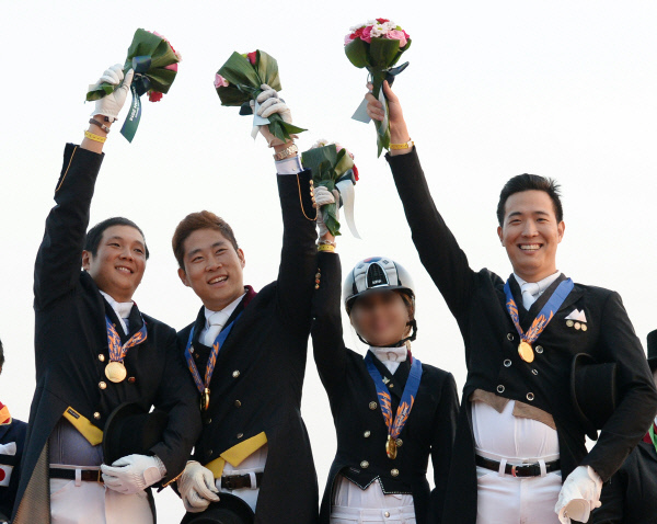2014년 9월 20일, 인천에서 열린 아시안게임에서 마장마술 단체전에서 금메달을 딴 한국팀. 왼쪽에서 세 번째가 정유라 (당시 개명 전 이름 정유연) 선수다./연합뉴스