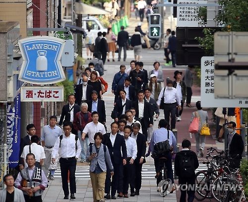 2016년 10월 12일 오전 일본 도쿄도 주오구에서 직장인들이 출근하고 있다. [촬영 이세원]