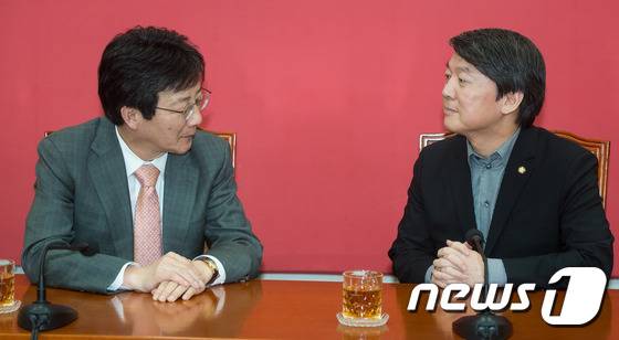 유승민 새누리당 전 원내대표.(사진 왼쪽)와 안철수 국민의당 전 대표..© News1 유승관 기자