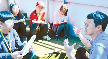 최태성 선생님은 대광고에서 한국사를 가르치는 선생님입니다. 2002년 EBS에서 한국사 강의를 시작해 ‘큰별쌤’ ‘갓태성’이라고 불리며 수험생 언니·오빠에게 큰 인기죠. 최근에는 KBS 1TV ‘역사저널 그날’ 패널로서 역사 대중화에 앞장서고 있습니다.