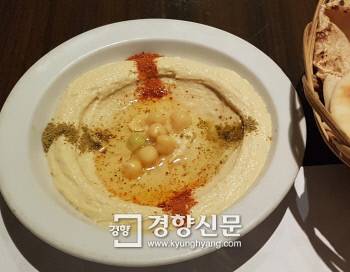 병아리콩으로 만든 후무스.