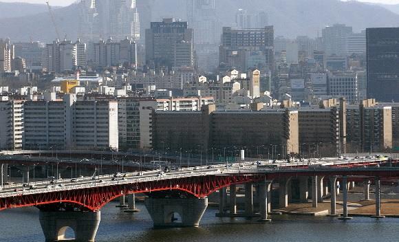 지난 6일 서울시가 지구단위계획을 발표한 강남구 압구정동 아파트의 전경.서울신문 DB