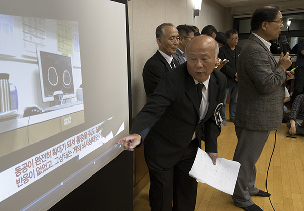 ⓒ연합뉴스 10월3일 열린 기자회견에서 김경일 신경외과 전문의(사진 맨 오른쪽)가 ‘부검이 불필요한 이유’를 설명하고 있다.