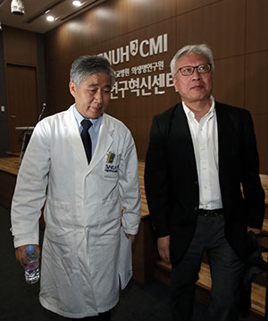 ⓒ연합뉴스 백선하 교수(왼쪽)와 이윤성 서울대병원 특위 위원장(오른쪽) 의견은 엇갈린다.