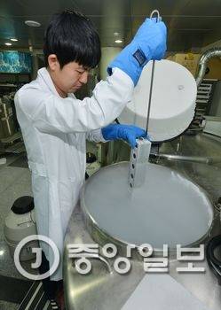 토종소의 정액은 채취된 뒤 액체질소 냉동 저장고에 보관된다. 전민규 기자