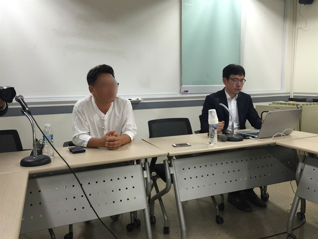 ‘빨간 우의’ A씨(왼쪽)가 19일 서울 프레스센터에서 고 백남기씨 사고 당시 상황을 설명하고 있다. 박주희기자
