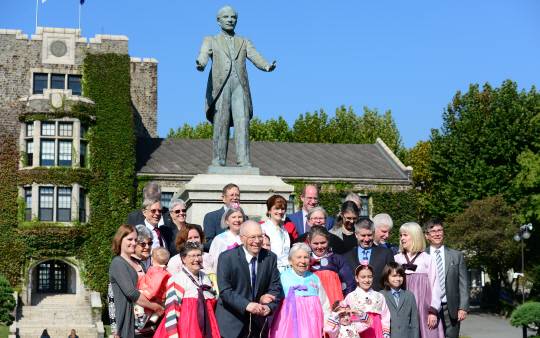 원득한(앞줄 왼쪽 세 번째) 전 서울외국인학교 교장 등 언더우드 선교사의 후손들이 지난 12일 연세대 언더우드관 앞에서 기념 촬영을 하고 있다. 곽성호 기자