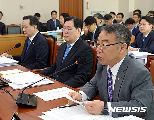 【서울=뉴시스】박주성 기자 = 임종헌 법원행정처 차장이 18일 오전 서울 여의도 국회 법제사법위원회 국정감사에서 의원들의 질의에 답하고 있다. 2016.10.18. park7691@newsis.com