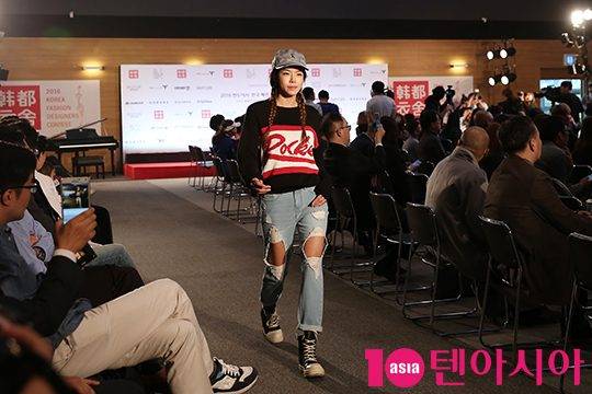 모델 정하은이 20일 오후 서울 반포동 심산기념문화센터에서 열린 ‘2016 한국패션디자이너 선발대회‘결승전 행사에 참석해 런웨이를 걷고 있다.