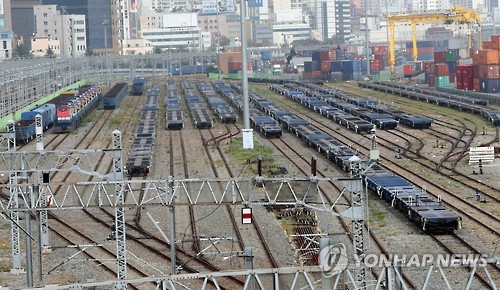 철도노조 역대 최장기 파업이 이어지면서 지난 20일 부산 동구 부산진역에 화물열차가 줄지어 멈춰서 있다. [연합뉴스 자료사진]