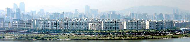 서울 강남 재건축과 주택 청약시장 쏠림 현상으로 부동산 경기가 과열되고 있다는 우려가 제기되는 가운데 정부는 규제 대책을 가동할지 고민에 빠져 있다. [매경DB]
