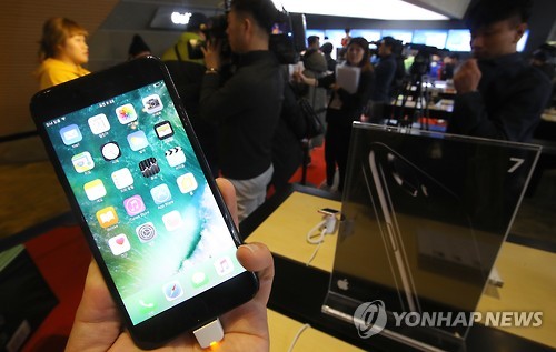 아이폰7 플러스도 동시출시       (서울=연합뉴스) 황광모 기자 = 애플의 아이폰7이 한국에 출시를 시작한 21일 오전 서울 광화문 KT 매장에서 한 시민이 아이폰7 플러스를 조작해 보고 있다.