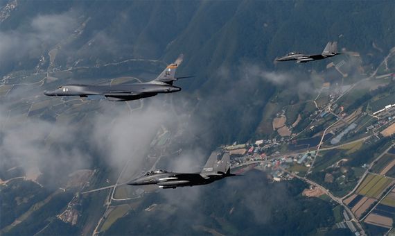 북한의 5차 핵실험 확장억제를 위해 미 전략폭격기 B-1B와 한국공군의 F-15K 전투기가 9월 21일 한반도 상공을 비행하고 있다.