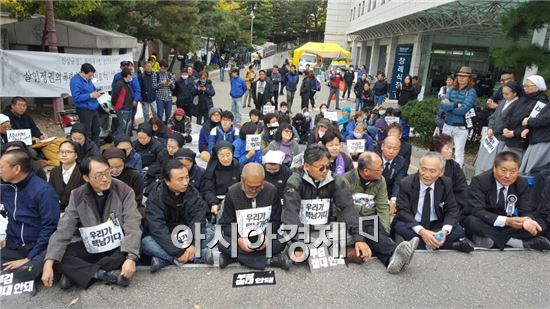 ▲23일 서울대학교병원 장례식장 앞에 모인 시민들이 경찰의 출입을 막고 있다.