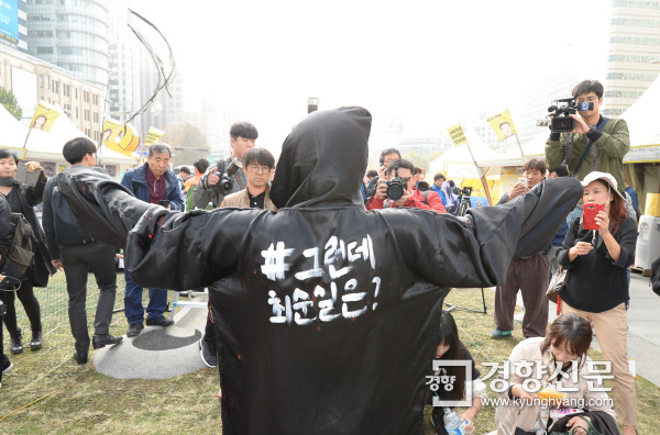 화가 임옥상씨가 18일 서울 광화문광장에서 열린 문화예술계 블랙리스트 진상규명 및 책임자 처벌과 예술검열을 반대하는 문화예술인들의 예술행동에 참여하고 있다. 강윤중 기자