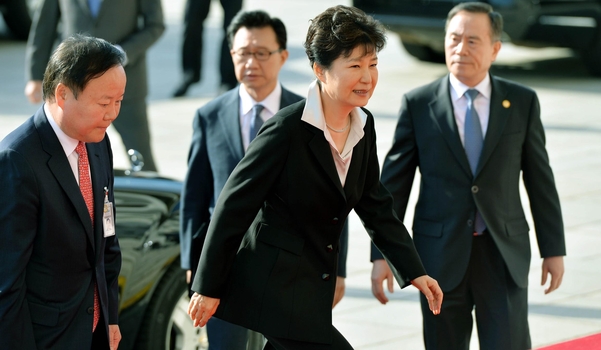박근혜 대통령이 24일 오전 국회 본회의장에서 예산안 시정연설을 하기 위해 국회에 도착하고 있다./사진=연합뉴스