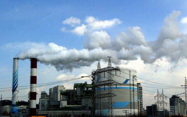 온실가스를 뿜어내고 있는 국내의 한 화력발전소. <한겨레> 자료사진
