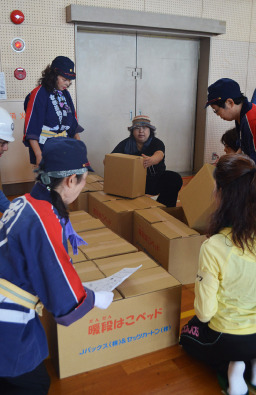 지난 9월 1일 아이치(愛知)현에서 방재훈련 참가자들이 종이상자로 침대를 만들고 있다. [사진제공·아사히신문]