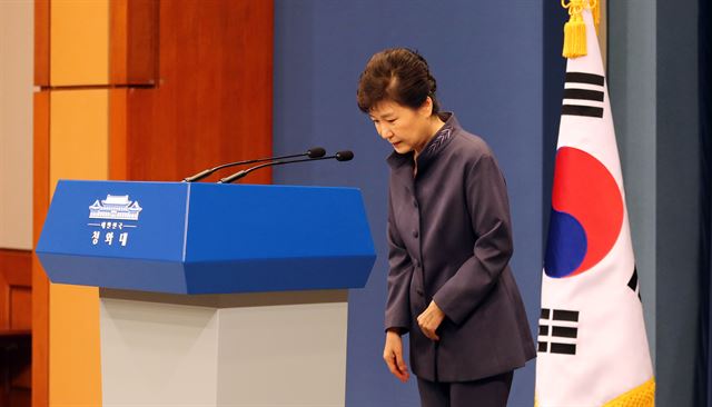 박근혜 대통령이 25일 오후 청와대 춘추관에서 연설문 유출과 관련 대국민 사과 기자회견에서 인사를 하고 있다. 청와대사진기자단