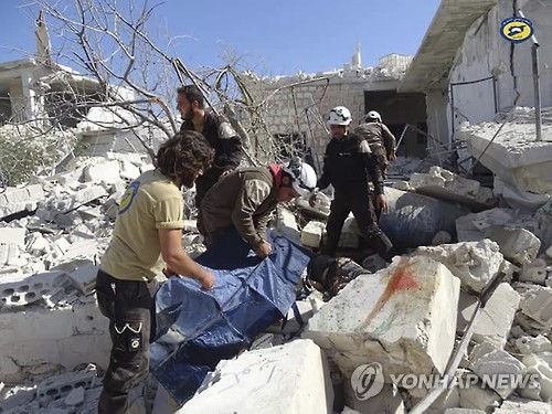 26일 시리아 반군지역 민간 구조대 하얀헬멧 대원들이 공습으로 파괴된 건물에서 수색작업을 하고 있다. [AP=연합뉴스]