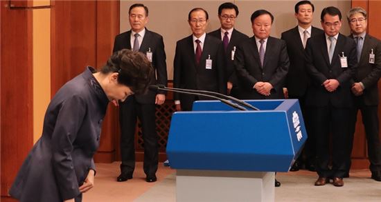 박근혜 대통령은 지난 25일 대국민사과를 통해 최순실을 중심으로 한 '비선 실세' 논란에 대해 해명했다. 사진 = 연합뉴스