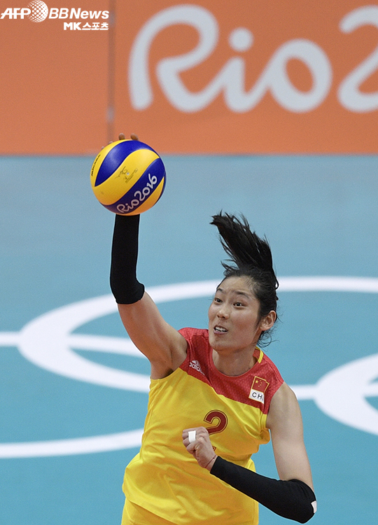 중국 아웃사이드 히터 주팅(2번)이 세르비아와의 리우올림픽 여자배구 결승에서 스파이크하고 있다. 사진(브라질 리우데자네이루)=AFPBBNews=News1