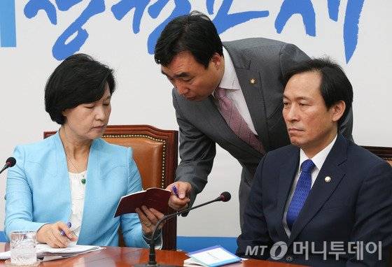 추미애 더불어민주당 대표(왼쪽)와 대화를 나누고 있는 윤관석 수석대변인. 오른쪽은 우상호 원내대표. 2016.9.9/뉴스1 <저작권자 © 뉴스1코리아, 무단전재 및 재배포 금지>