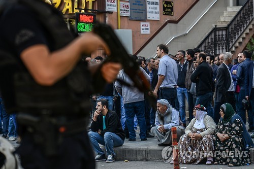 27일 쿠르드계 시장 체포에 반대하는 주민들이 디야르바크르 시청 주변에 모여 시위를 하고 있다. [AFP=연합뉴스]