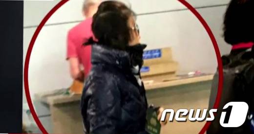 '비선 실세' 의혹의 핵심 인물인 최순실씨가 30일 오전 7시30분 영국발 브리티시 에어라인 항공편으로 자진 귀국한 가운데 최씨로 추정되는 여성의 입국 장면이 포착됐다. (YTN 화면) 2016.10.30/뉴스1