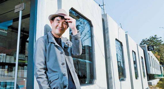 옛 철길 터에 들어선 ‘경의선 책거리’ 부스 앞에서 건축가 오영욱씨가 작업을 설명하고 있다. 그는 “지하에 파묻혀 있는 구조물인 하수관을 지상으로 올려 마치 기차처럼 부스와 부스가 이어지도록 디자인했다”며 “책이 장과 장으로 연결된 것을 은유하는 것”이라고도 했다.