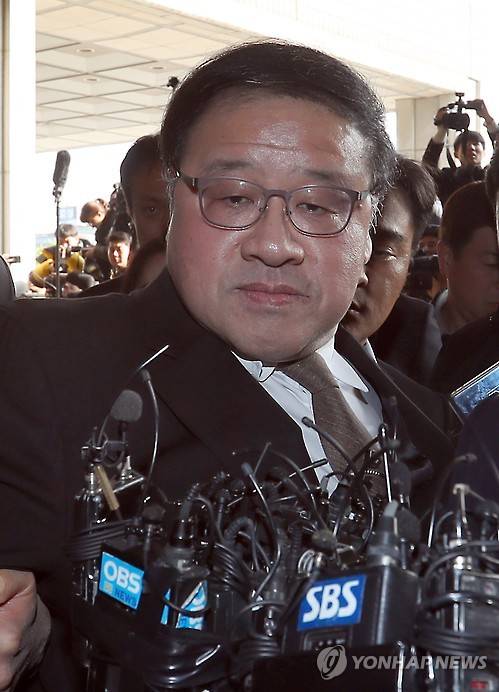 검찰 들어서는 안종범 전 수석 (서울=연합뉴스) 이상학 기자 = 안종범 전 청와대 정책조정수석비서관이 2일 오후 서울 서초동 중앙지검으로 들어서고 있다. 검찰은 피의자 신분으로 소환된 안 전 수석을 상대로 미르·K스포츠재단 설립 과정에서 청와대가 어떤 역할을 했는지에 대해 집중 추궁할 계획이다. 2016.11.2 leesh@yna.co.kr