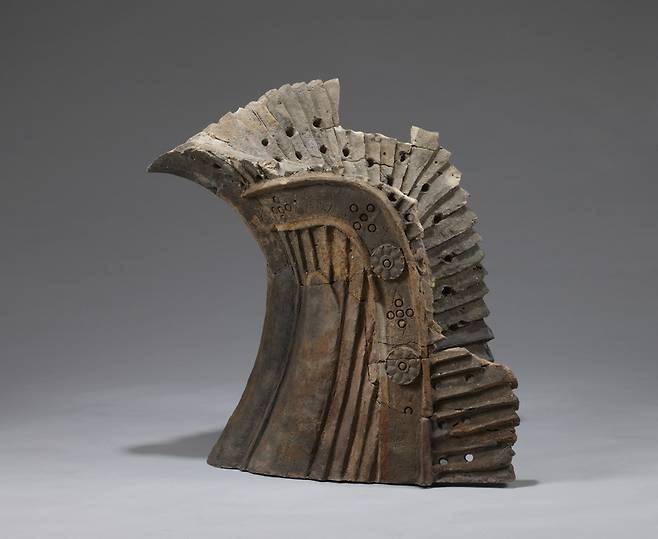 왕흥사터 동승방터 남쪽에서 나온 치미의 정면. 우아한 곡선미와 수려한 장식문양 등에서 백제 특유의 조형미가 잘 드러난다.