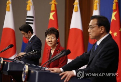 작년 11월 1일 서울에서 열린 한일중 정상회의에 참석했을 당시의 박근혜 대통령(가운데)과 리커창 중국 총리(오른쪽), 아베 신조 일본 총리(왼쪽).