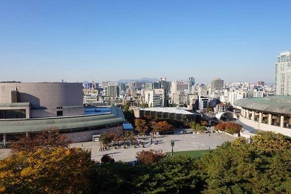 예술의 전당 서울서예박물관 뒤쪽의 국립예술단체연습동 옥상에서 바라본 서초동 일대 전경. /우고운 기자