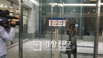지난 6월3일 스크린도어 사고로 숨진 김모씨(19)의 분향소를 찾은 한 엄마부대 회원이 기자들의 얼굴을 촬영하고 있다. 이유진 기자