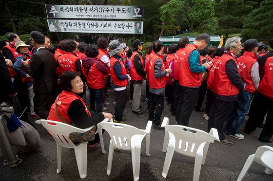 고 박정희 전 대통령 제37주기 추도식에 참석한 박사모/사진=뉴스1