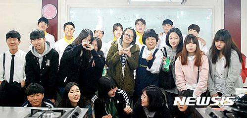 【서울=뉴시스】고려직업전문학교는 최근 등촌고와 호텔 조리 체험 학습을 진행했다. (사진=고려직업전문학교 제공)