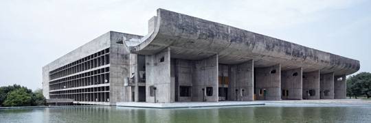 르코르뷔지에가 사촌인 피에르 잔느레(1896∼1967)와의 협업으로 설계한 인도 찬디가르의 국회의사당. 습하고 더운 인도의 기후를 고려해 건물 및 가구가 통풍이 잘 되도록 지어져 있다. 아래 오른쪽 작은 사진은 르코르뷔지에 설계로 1955년 프랑스 롱샹마을에 세워진 롱샹성당. ⓒFLC/ADAGP, 2016