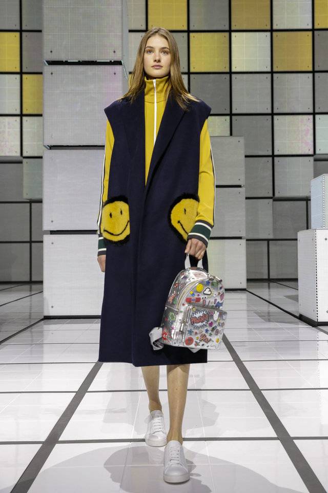 안야 힌드마치 가방을 든 모델. 안야 힌드마치 제공.