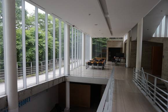 전시동의 유리병풍. 구름다리를 건너면 티룸이 있고 오른쪽으로 기획전시실, 그 위층에 상설전시실이 있다. 전시동의 유리병풍. 구름다리를 건너면 티룸이 있고 오른쪽으로 기획전시실, 그 위층에 상설전시실이 있다.