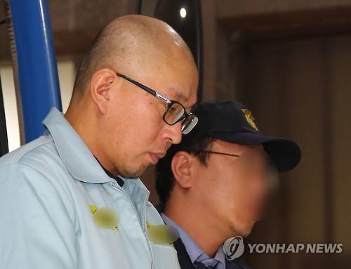 굳은 표정으로 조사실 향하는 차은택 (서울=연합뉴스) 황광모 기자 = '국정농단'의 주역 '비선 실세' 최순실 씨의 최측근이자 '문화계 황태자'로 불리다 구속된 차은택 씨가 12일 오후 검찰 조사를 받기 위해 서울 서초동 서울중앙지검에 도착해 조사실로 향하고 있다.