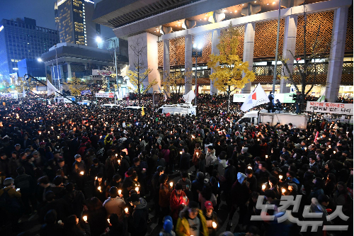 지난 12일 밤 서울 광화문광장에서 열린 박근혜 대통령 퇴진 촉구 촛불문화제에서 촛불을 든 시민들이 행진하고 있다. (사진=박종민 기자)