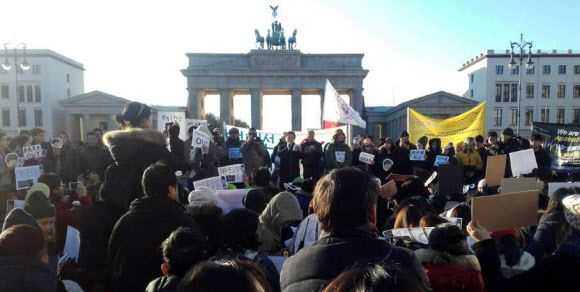- 독일 수도 베를린 현지 교민과 유학생들이 12일 오후(현지시간) 브란덴부르크문 앞 광장에 모여 ”박근혜 퇴진” 구호를 외치며 집회를 열고 있다.연합뉴스