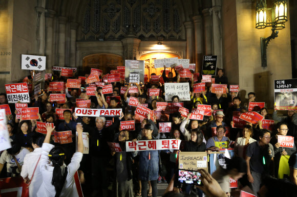 미국 로스앤젤레스의 교민 500여명이 지난 11일(현지시간) 한국 총영사관 인근 한인교회 앞에서 박 대통령 퇴진을 촉구하고 있다.로스앤젤레스 연합뉴스