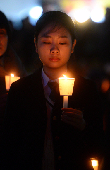 교복을 입고 집회에 참가한 한 고교생이 손에 든 촛불을 지그시 바라보고 있다.정연호 기자 tpgod@seoul.co.kr