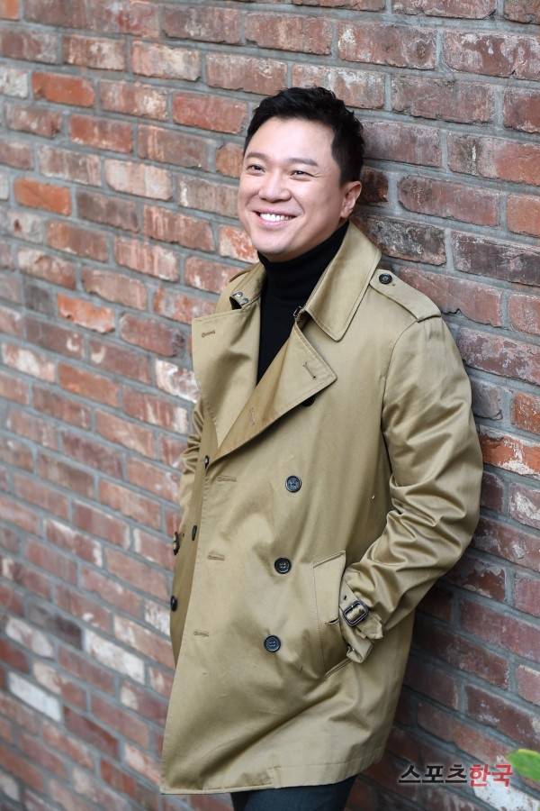 영화 '스플릿'의 배우 정성화가 서울 삼청동의 한 카페에서 스포츠한국과의 인터뷰에 앞서 포즈를 취하고 있다. 사진=장동규 기자 jk31@hankooki.com
