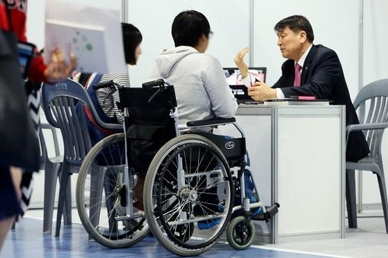 장애인 일자리 채용박람회에 참석해 상담을 받고 있는 구직자의 모습./연합뉴스