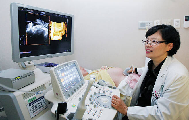 한 임신부가 산부인과 초음파검사를 받고 있다. © 이대목동병원 제공