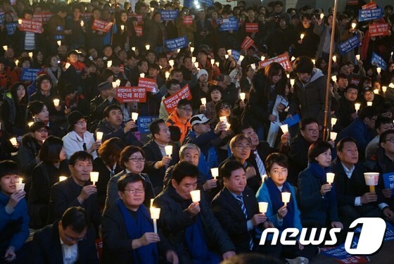 더불어민주당 경기도당 당원들과 수원시민들이 수원역 광장에서 '박근혜 퇴진' 촛불집회를 열었다. © News1 권혁민 기자